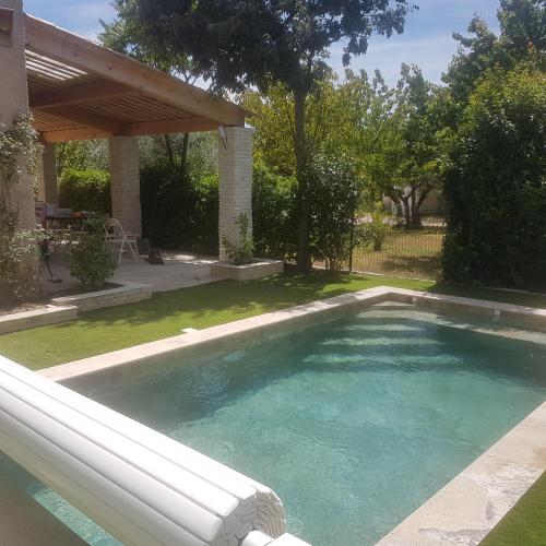 une piscine dans l'arrière-cour d'une maison dans l'établissement MAISON avec PISCINE PRIVATIVE, à Brignoles