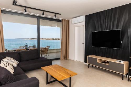 TV a/nebo společenská místnost v ubytování Aqua Blue by Belmont Realty