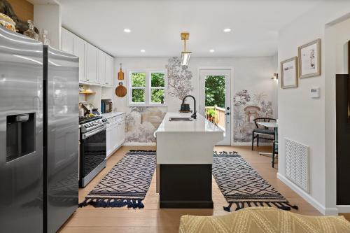 Kuchyň nebo kuchyňský kout v ubytování Charming Family Home Sleeps 8 near DC, Historic Old Town VA, & National Harbor