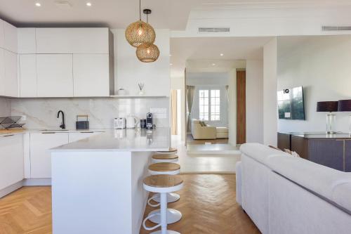 - une cuisine et un salon avec un comptoir et un canapé dans l'établissement Rare luxury 3-Br near the Croisette, à Cannes