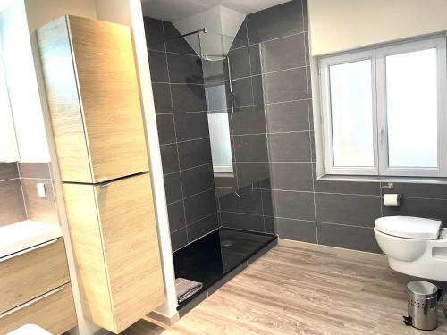 Bilik mandi di Le "Vue sur Châteaux" - avec parking proche Colmar