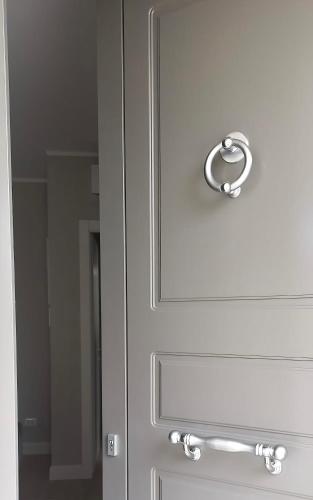 a white door with a handle and a mirror at Loano Casa Archè villa indipendente con giardino in Loano