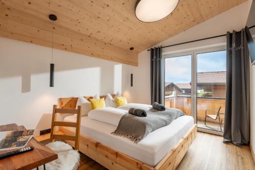 Postel nebo postele na pokoji v ubytování Ferienhäuser Kaiserluft Chalet