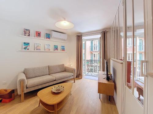 un salon avec un canapé et une table dans l'établissement Nestor&Jeeves - PLACE DU PIN - Near Port - Old town, à Nice