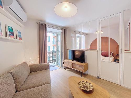 un salon avec un canapé et une télévision dans l'établissement Nestor&Jeeves - PLACE DU PIN - Near Port - Old town, à Nice