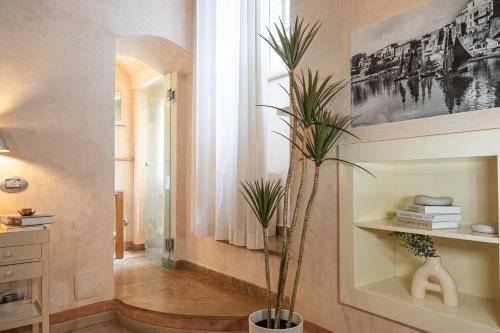 a hallway with a potted plant in a room at La Lisca in Termoli