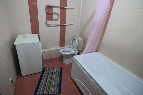 Ένα μπάνιο στο Фролова 77-88, уютная квартира в Jana Qala с видом на город