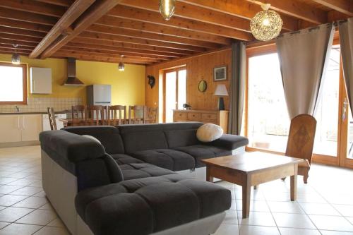 un salon avec un canapé et une table dans l'établissement Gîte Convivial en Ardèche Verte, à Cheminas