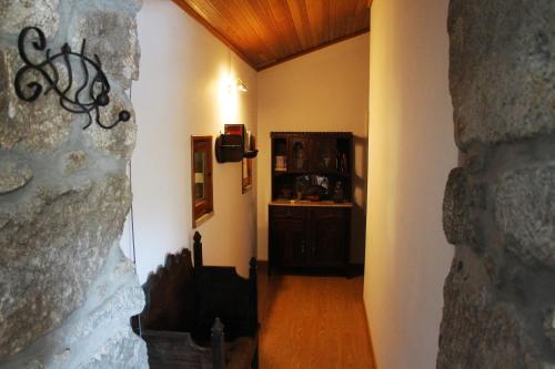 un pasillo que conduce a una habitación con estantería en Casa do Rio - Eido do Pomar, en Arcos de Valdevez