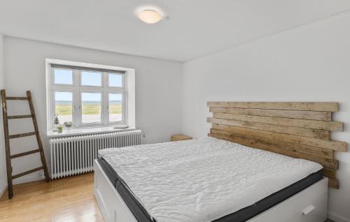 Un dormitorio blanco con una cama y una ventana. en Lovely Home In Løgstør With Wifi, en Løgstør