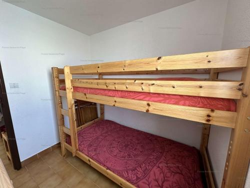 quelques lits superposés dans une chambre dans l'établissement Appartement 2 pièces avec loggia, piscine et parking privé à 250m des commerces et proche plage - FR-1-229B-74, à Narbonne