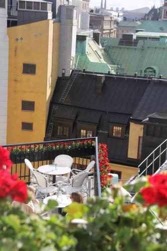 Bank Hotel, a Member of Small Luxury Hotels في ستوكهولم: طاولة وكراسي موضوعة فوق شرفة