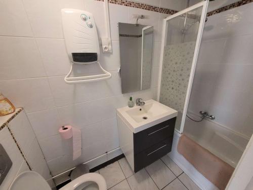 une salle de bain avec toilettes, lavabo et douche dans l'établissement Charmante maison plain-pied à Berck, jardin sud, proche plage, animaux admis - FR-1-674-20, à Berck-sur-Mer