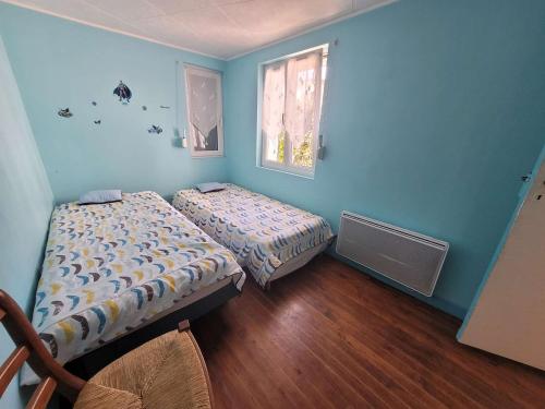 une chambre avec deux lits et une fenêtre dans l'établissement Charmante maison plain-pied à Berck, jardin sud, proche plage, animaux admis - FR-1-674-20, à Berck-sur-Mer