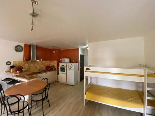- une petite cuisine avec des lits superposés dans une chambre dans l'établissement Appartement Idéal : Proche Port, Plages et Centre, Wifi, Parking, Balcon - FR-1-413-97, à Capbreton
