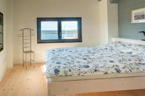 - une chambre avec un lit, une fenêtre et une échelle dans l'établissement Eismöwe, à Barth