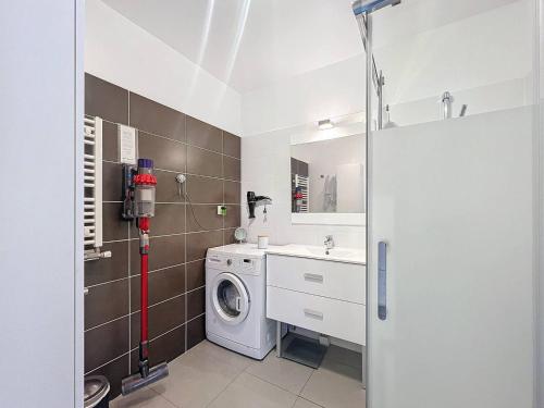 une salle de bain avec une machine à laver et un lavabo dans l'établissement T2 Moderne avec Grande Terrasse, Parking et Proche Mer - Idéal 2 à 4 Pers - FR-1-770-19, à La Ciotat