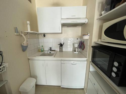 Photo de la galerie de l'établissement Appartement avec parking à 2 pas de la plage, animaux admis - FR-1-324A-53, à Saint-Hilaire-de-Riez