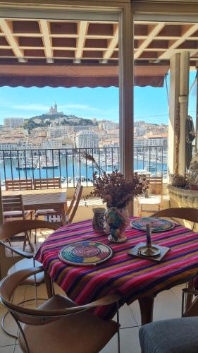 Grand T2 surplombant le Vieux Port Marseille