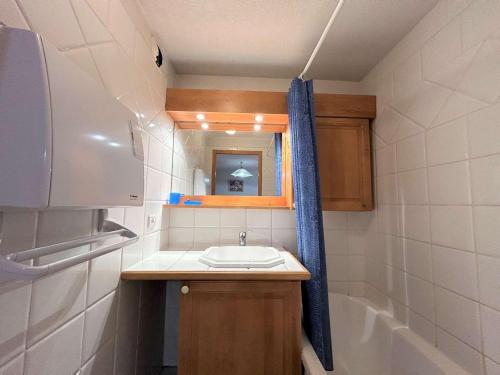 une petite salle de bain avec un lavabo et une baignoire dans l'établissement Appartement cosy 5 pers à 20m des pistes et commerces, balcons, parking couvert - FR-1-180-601, à Les Allues