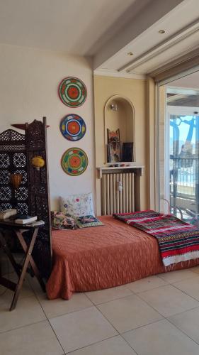 une chambre avec un lit, une table et un miroir dans l'établissement Grand T2 surplombant le Vieux Port Marseille, à Marseille