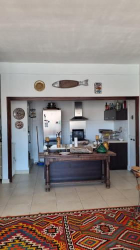 - une cuisine avec une table au milieu d'une pièce dans l'établissement Grand T2 surplombant le Vieux Port Marseille, à Marseille