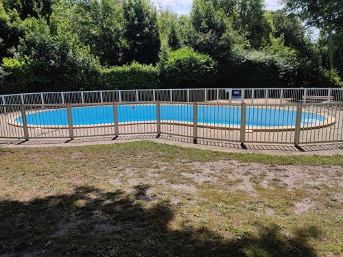 une clôture autour d'une piscine dans une cour dans l'établissement Studio rénové avec piscine, Wi-Fi, proche centre ville et plage - FR-1-3-610, à Biarritz