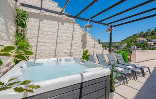 Hồ bơi trong/gần 3 Bedroom Beach Front Home In Pucisca