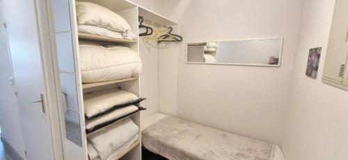 - un porte-serviettes dans l'établissement Joli studio cosy design , 4 pers, parking, à La Grande Motte