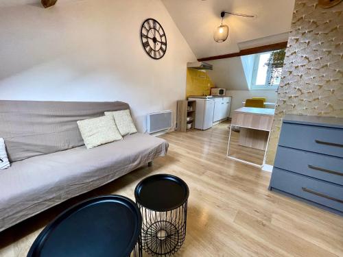 un salon avec un canapé et des chaises et une cuisine dans l'établissement Cosy studio,Mutualiste,Belle Electrique, à Grenoble