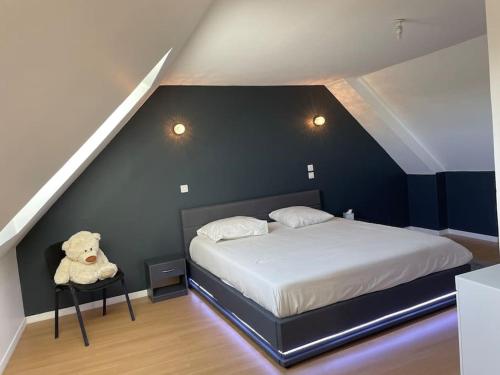 - une chambre dotée d'un lit avec un ours en peluche sur une table dans l'établissement Gîte de charme Moyrazes, à Moyrazès