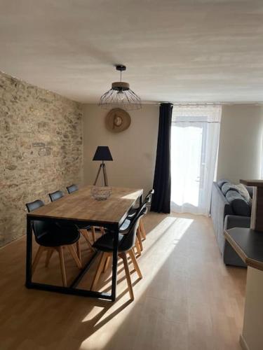 une table à manger et des chaises dans un salon dans l'établissement Gîte de charme Moyrazes, à Moyrazès