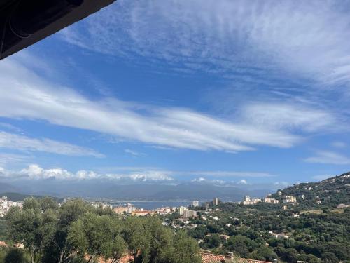 - une vue sur une ville sous un ciel bleu dans l'établissement Appartement Ajaccio F3 6 couchages, à Ajaccio