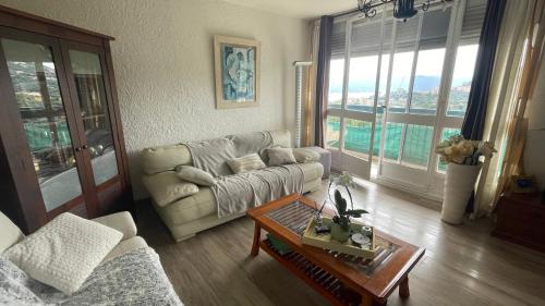 un salon avec un canapé et une table dans l'établissement Appartement Ajaccio F3 6 couchages, à Ajaccio