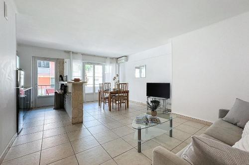 un salon avec un canapé et une table dans l'établissement LES MIMOSAS - Ideal Congress - Apartment for 4 people in Cannes, à Cannes