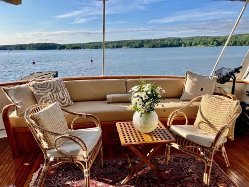 Naturlandskabet i nærheden af båden