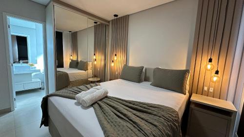 Postel nebo postele na pokoji v ubytování Novíssimo apartamento no Centro de Foz - perto de tudo