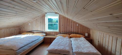 FevågにあるMatthias Hytteの窓付きの客室で、ベッド2台が備わります。