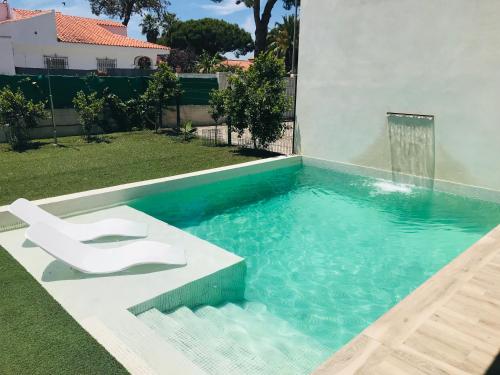 Foto Chalet blanco con piscina privada 1