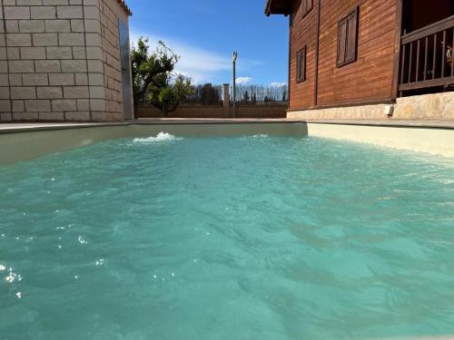 Bazén v ubytování Casa de madera con piscina en Cambrils nebo v jeho okolí