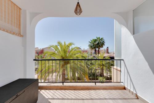 un balcon avec vue sur les palmiers dans l'établissement Apartament Palmside Torrevieja, à Torrevieja