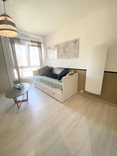 un salon avec un lit et une table dans l'établissement Studio récent proche de la mer, à Saint-Jean-de-Monts