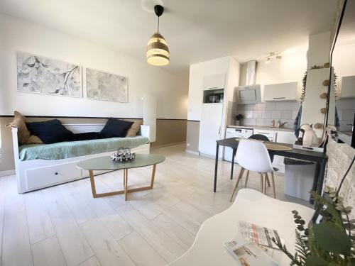 un salon avec un canapé et une table dans l'établissement Studio récent proche de la mer, à Saint-Jean-de-Monts