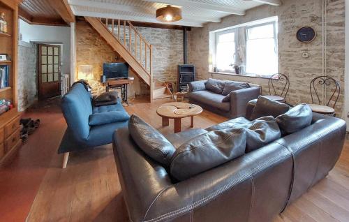 - un salon avec un canapé et des fauteuils en cuir dans l'établissement 4 Bedroom Lovely Home In Riec-Sur-Belon, à Riec-sur-Bélon