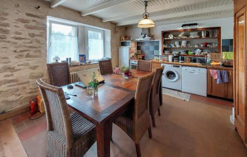 - une cuisine avec une table et des chaises en bois dans l'établissement 4 Bedroom Lovely Home In Riec-Sur-Belon, à Riec-sur-Bélon