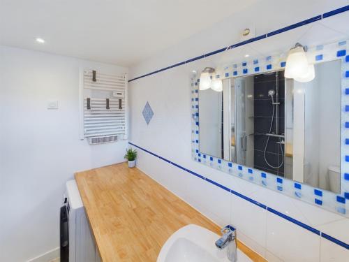 une salle de bain avec un lavabo et un miroir dans l'établissement -TY GWEN- Maison de ville au centre de Concarneau, à Concarneau