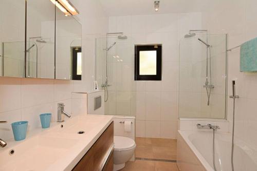 Ένα μπάνιο στο Villa Barranca