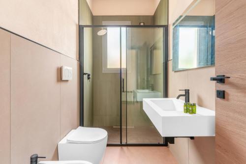 a bathroom with a toilet and a sink at Sabhé Gallipoli in Gallipoli