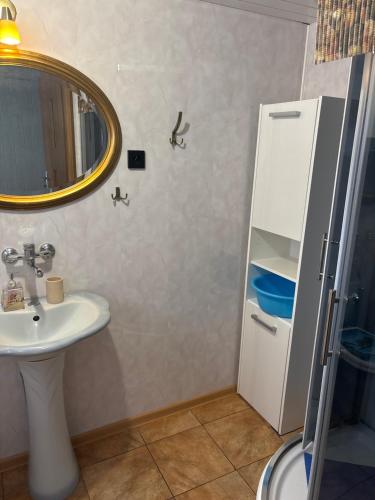 a bathroom with a sink and a mirror at Domki u Dorotki in Jantar