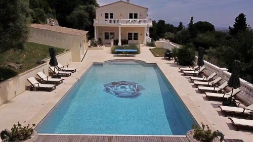 Photo de la galerie de l'établissement Luxurious & Spacious Villa for 14 with Large Pool, à Tourrettes-sur-Loup